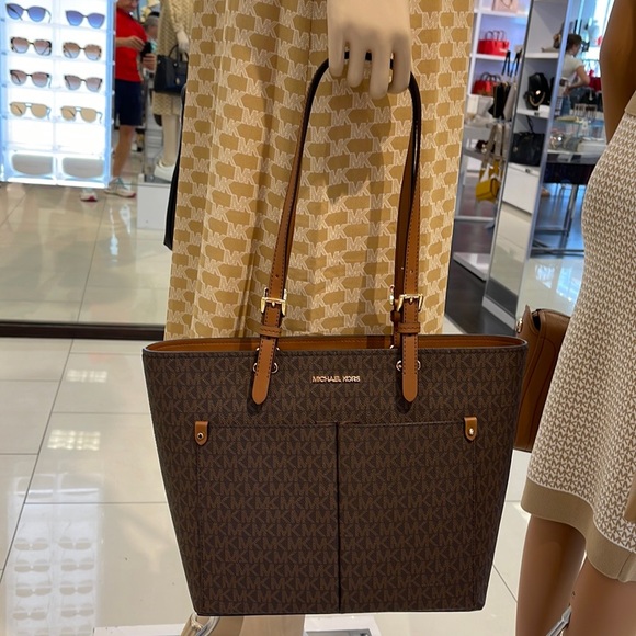 MICHAEL KORS JET SET TRAVEL MEDIUM DOUBLE POCKET TOTE 
BROWN SIGNATURE
NWT - Picture 6 of 16